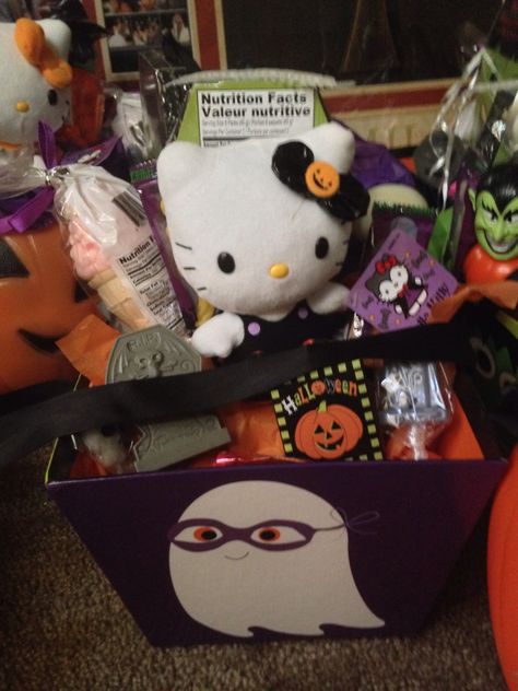 Hello Kitty Halloween Basket, Hello Kitty Spooky Basket, Boo Basket Hello Kitty, Hello Kitty Halloween Aesthetic, Sanrio Quinceanera, Hello Kitty Boo Basket, Hello Kitty Furniture, Happy Holloween, Halloween Bucket List