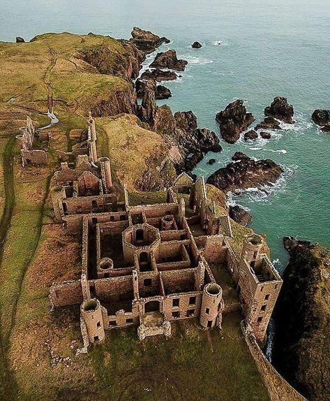 Slains Castle,  Peterhead, Scotland  📷https://www.instagram.com/ursahorvat/ Slains Castle, Castles To Visit, Scotland Road Trip, Beautiful Ruins, Castles In Ireland, Castles Interior, Abandoned Castles, Scotland Castles, Scottish Castles