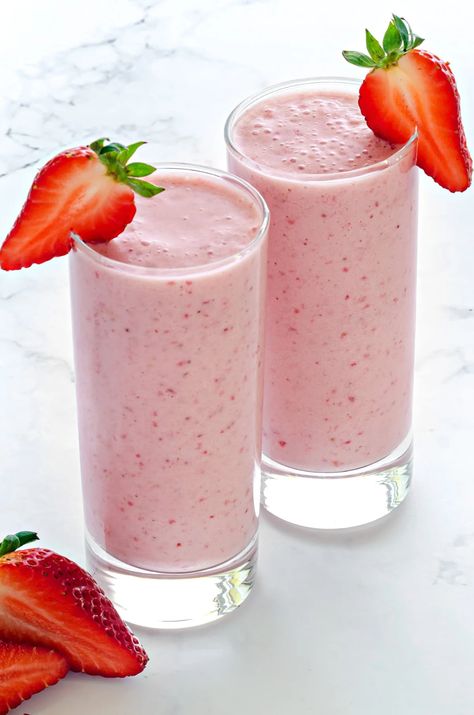 This simple, healthy Strawberry Smoothie recipe requires just 4 ingredients and a few minutes of prep. Make this creamy, refreshing drink for breakfast or a post-workout snack! Healthy Strawberry Smoothie, Strawberry Smoothie Healthy, Strawberry Smoothie Recipe, Strawberry Health Benefits, Breakfast Shakes, Smoothie Recipes Strawberry, Healthy Strawberry, Simple Food, Food Easy