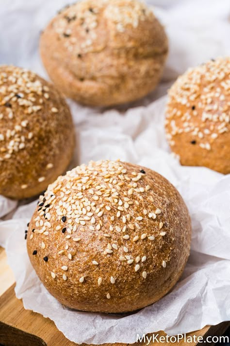 Keto Dinner Rolls Almond Flour, Keto Vegan Bread, Almond Flour Buns, Psyllium Bread, Bread Made With Almond Flour, Bread With Almond Flour, Bun Bread, Keto Bread Recipes, Keto Buns