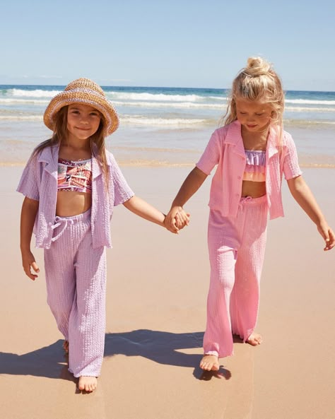 Cotton On Kids USA (@cottononkidsusa) • Instagram photos and videos Girls Hawaiian Outfit, Toddler Beach Outfit, Outfit Voyage, Kids Beach Fashion, Kids Beach Outfit, Beach Pictures Outfits, Family Beach Pictures Outfits, Kids Summer Outfits, Beach Fashion Shoot