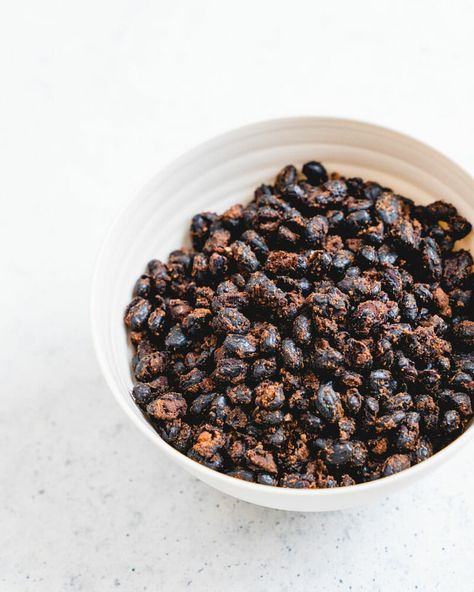 Black Bean Snack Recipes, Black Bean Snacks, Crunchy Beans, Roasted Black Beans, Crispy Beans, Crispy Black Bean, Mediterranean Diet Snacks, Black Peas, Easy Healthy Snack