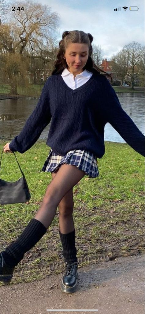 Winter Aesthetic Outfit Skirt, 2000 Preppy Fashion, Blue Plaid Mini Skirt Outfit, Plaid Pleated Mini Skirt Outfit, Winter School Uniform Outfits, Y2k Plaid Skirt Outfits, Dark Blue Plaid Skirt Outfit, Chequered Skirt Outfit, Mini Skirt Outfit School