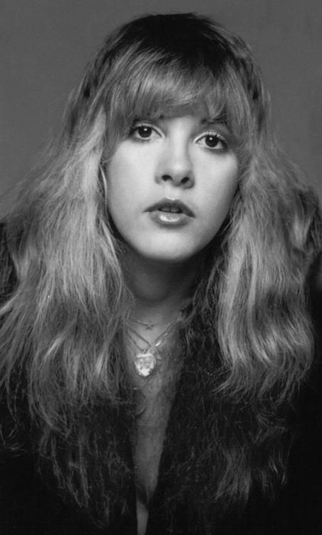 Stevie Nicks Photo of the Day - Page 280 - The Ledge Nick Young, Stevie Nicks Side Profile, Rare Stevie Nicks Photos, Stevie Nicks Performing, Stevie Nicks Guitar, Stevie Nicks Black And White Photos, Stevie Nicks Style, Rock Queen, Buckingham Nicks