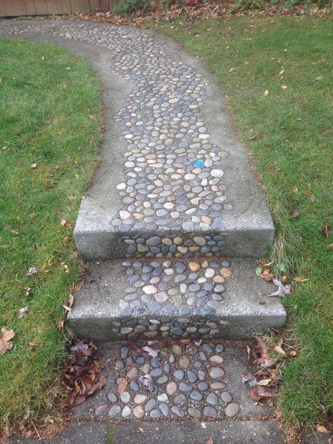 Cement path with embedded river rock | Using these ideas ... River Rock Pathway Ideas, Cement Patio Ideas, River Rock Patio, Rock Walkway, Diy River Rock, Mosaic Walkway, Cement Patio, River Rock Landscaping, Stone Driveway