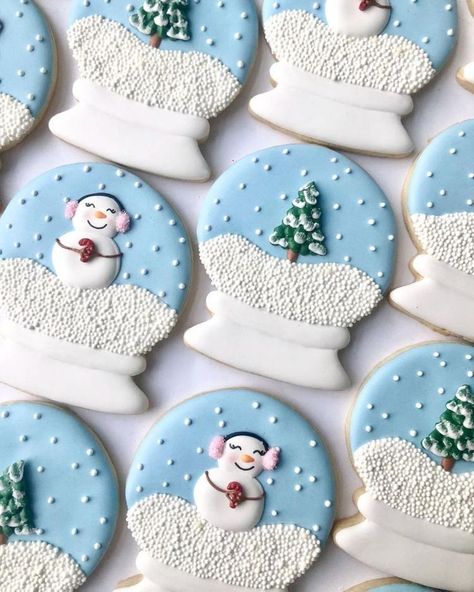 Christmas Sugar Cookie Designs, Snowglobe Cookies, Christmas Sugar Cookies Decorated, Walking In A Winter Wonderland, Cute Christmas Cookies, Holiday Cookies Christmas, Winter Cookie, Sugar Cookie Designs, Pretty Cookies