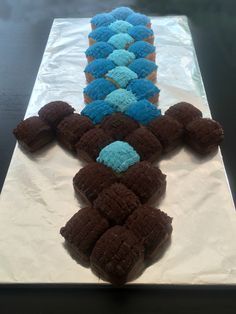 Minecraft Cake Cupcakes, Diy Minecraft Birthday Party, Car Cake Tutorial, Minecraft Cupcakes, Minecraft Diamond, Minecraft Party Decorations, Minecraft Birthday Cake, Easy Minecraft Cake, Minecraft Birthday Party