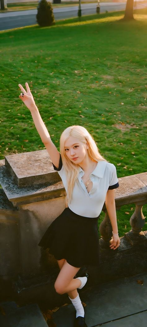 Rose Park Aesthetic, Rose Number One Girl Wallpaper, Rose Blackpink Pics, Rose Wallpaper Blackpink, Rosie Aesthetic, Rose Blackpink Wallpaper, Rose Pfp, Rose Blackpink Aesthetic, Rosé Icons Aesthetic