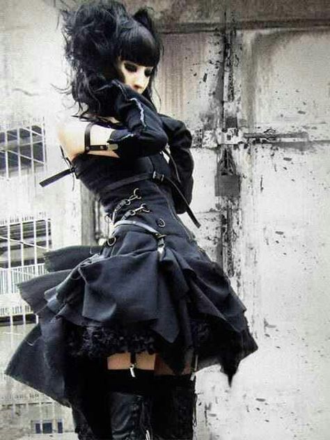 Gothic lolita When in public, I myself want to dress and look like that loita so gothic beautiful in black. GOTTA WALK GOTIC ON!!! WICKED ANDY BOY> A.C. Moda Steampunk, Gothic Mode, Mode Steampunk, Estilo Harajuku, Lingerie Plus Size, Victorian Goth, Hot Lingerie, Gothic Clothes