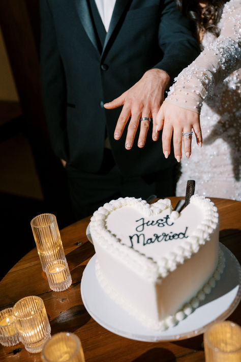 Retro Wedding | Heart Shaped Wedding Cake at Crossed Keys Estate in Andover, NJ. Photo: Elle Studios Wedding Cakes Heart Shaped, Something Blue Wedding Cake, Heart Shaped Cakes Wedding, Retro Heart Wedding Cake, Wedding Cake Photoshoot, White Heart Wedding Cake, Just Married Heart Cake, Wedding Cake Retro, Sheet Cake Wedding Cakes