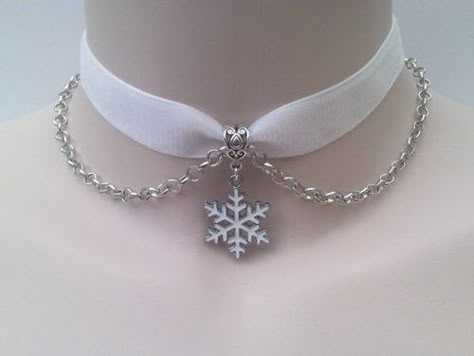 Kalung Choker, Stile Harry Potter, Ribbon Choker Necklace, Ribbon Choker, Magical Jewelry, White Snowflake, Fantasy Jewelry, Gothic Jewelry, Girly Jewelry