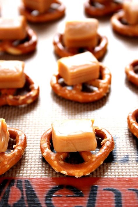 Pretzel With Caramel And Chocolate, Carmel Pretzel Cookie, Pretzel Caramel Bites, Carmel Pretzel Bars, Kraft Caramel Recipes, Pretzel Caramel Chocolate, Carmel Chocolate Pretzels, Caramel Chocolate Pretzels, Caramel Pretzel Bites