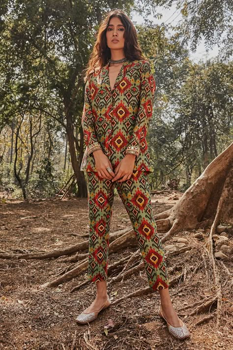 Co Ords Outfits, Pant Suits For Women, Blazer Outfits For Women, Look Formal, Embroidered Pants, Silk Ikat, Top And Pants Set, Ikat Print, Pant Suit