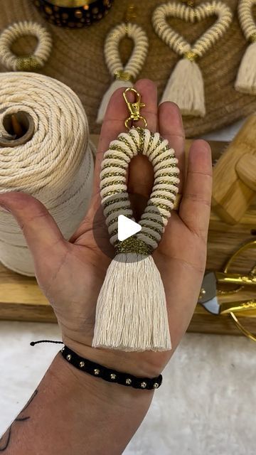 Tassels Diy Tutorials, Makramee Tutorial, Macrame Key Chains, Tassels Tutorials, Diy Gold, Instagram Tutorial, Diy Tassel, Diy Macrame, Diy Keychain