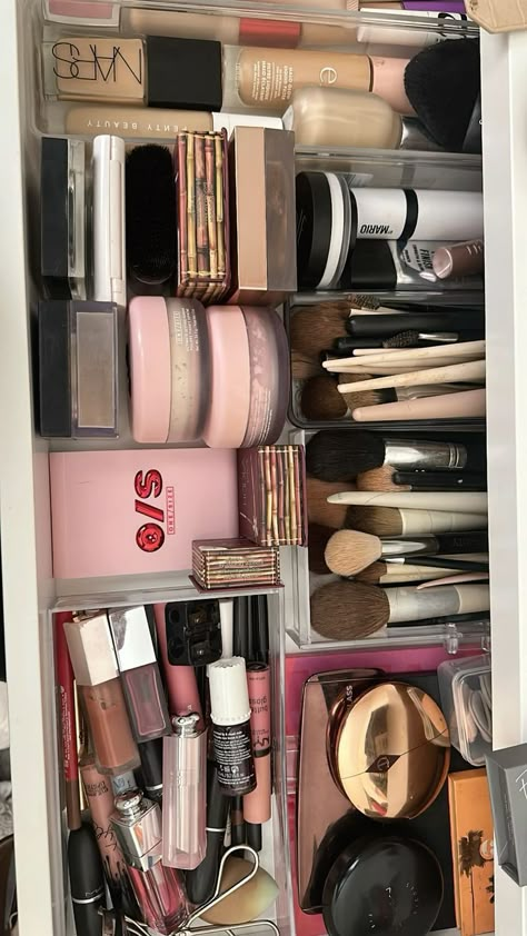 Aesthetic Makeup Drawer, Eye Makeup Guide, Perfect Eyeshadow, Makeup Collection Goals, Make Up Cosmetics, Classy Makeup, Makeup Drawer Organization, Makeup Bag Essentials, Makeup Drawer