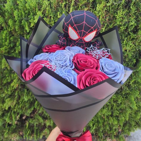 Spiderman Bouquet 🕷🕸♥️🖤 . . . . . #rosaseternas #eternalroses #eternalflorist #rosasdeliston #spidermanbouquet #handmade #explore #explorepage✨ #affortableboquets #ramospequeños #ramosbonitos #tutorial #spiderman Spiderman Bouquet, Florist, Spiderman, Quick Saves