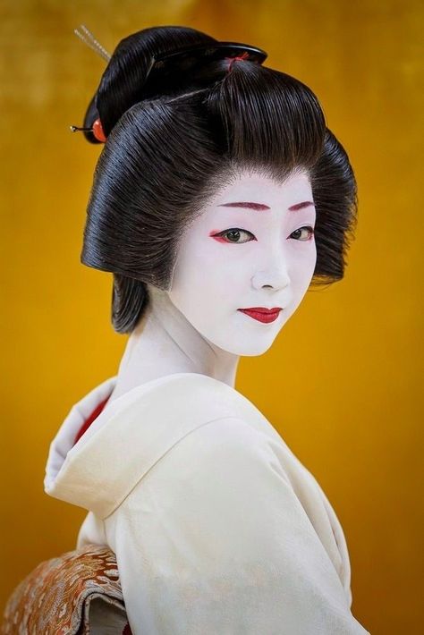 Geisha Portrait, Geisha Artwork, Geisha Doll, Geisha Makeup, Japan Autumn, Kyoto Japan Travel, Geisha Art, How To Photograph, Modern Pictures