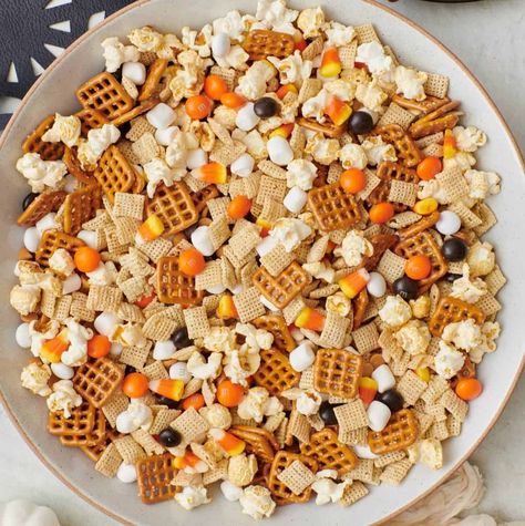 Trail Mix Halloween, Halloween Trail Mix Ideas, No Bake Trail Mix Recipes, Fall Trail Mix Ideas For Kids, Halloween Mix Snack, Chex Mix Halloween, Snack Mix Recipes Sweet And Salty, Halloween Munch, Halloween Trail Mix Recipe For Kids