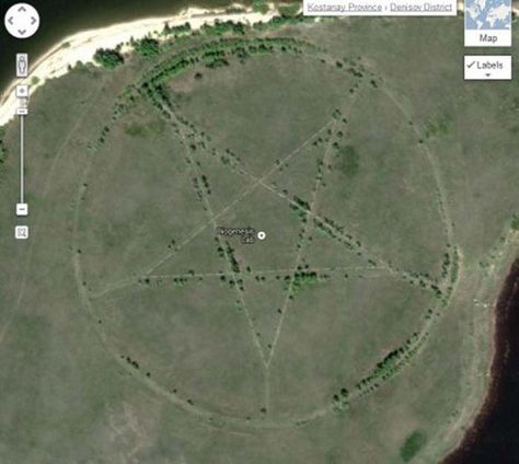 25 Weird Things Found on Google Maps - A giant pentagram in a field. That's not creepy at all...not! Creepy Google Maps, Creepy People, Eerie Places, Inverted Pentagram, Charmed Tv, Earth Images, Weird Pictures, Aerial Photo, Google Earth