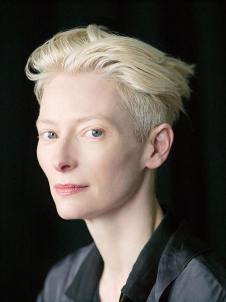 Tilda Swinton Instyle Magazine, Tilda Swinton, Mads Mikkelsen, Penteado Cabelo Curto, Interesting Faces, 인물 사진, Trendy Hairstyles, Black Background, A Black