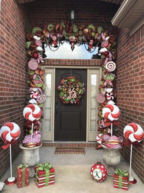 Mesh Garland, Deco Mesh Garland, Christmas Deco Mesh, Christmas Door Decorating Contest, Christmas Candies, Gingerbread Christmas Decor, Peppermint Christmas, Christmas Wreaths Diy Easy, Diy Christmas Wreaths