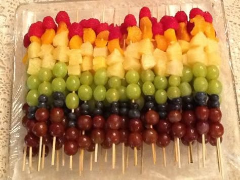 rainbow fruit kababs for healthy party food choices. Baby shower سلطة البنجر, Rainbow Fruit Kabobs, Rainbow Foods, Uno Birthday, Drink Breakfast, Healthy Party Food, Babyshower Party, Resep Salad, Fruit Trays