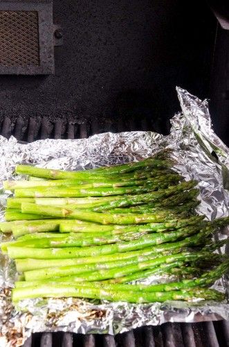 Grilled Asparagus Recipe Step 7: Open the asparagus foil package carefully and check for doneness. If they look good, it is time to place them on the grill. Foil Pack Recipes, Vegetables Ideas, Chicken Baby Food, Potatoes Vegetables, Grilled Asparagus Recipes, Foil Pack Dinners, Foil Pack Meals, Foil Dinners, Foil Packs