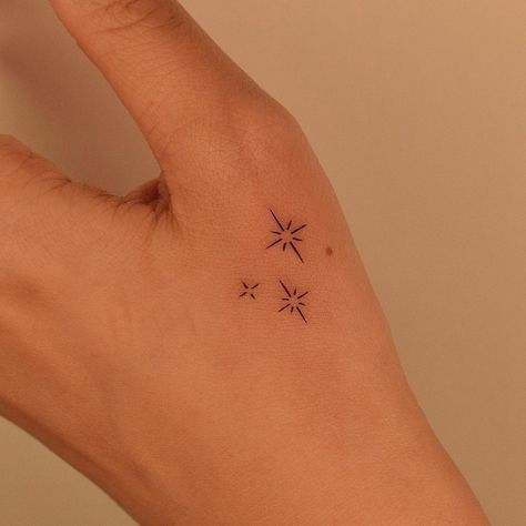 Minimalist Butterfly Tattoo, Tattoo Pequeños Mujer, Small Hip Tattoos Women, Finger Tattoos For Women, Small Black Tattoos, Tattoo Stars, Tattoo On The Wrist, Small Star Tattoos, Tattoo Star