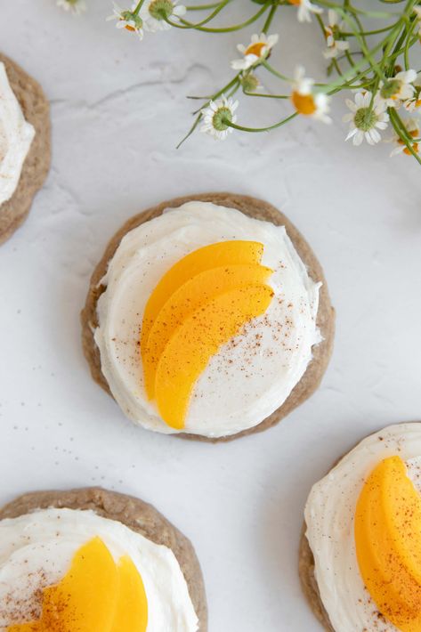 These chilled peach pie cookies are the perfect summer dessert. A soft oatmeal cookie topped with frosting and fresh peaches! Peach Cookies Recipe, Usa Dessert, The Palatable Life, Palatable Life, Greek Yogurt Oatmeal, Soft Oatmeal Cookies, Peach Cookies, Ginny And Georgia, Pie Cookies