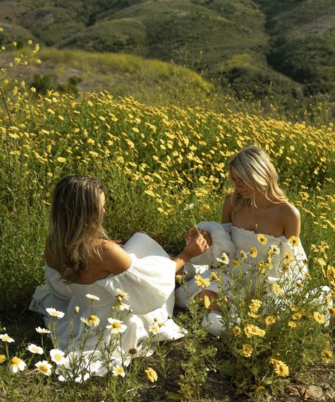 Friends who bloom together, stay together 🌼 #TheRoofersGranddaughter ⠀⠀⠀⠀⠀⠀⠀⠀⠀ ⠀⠀⠀⠀⠀⠀⠀⠀⠀ 📷: @estherscanon Regency romance, cottage core, eurosummer, movie scenes, pride and prejudice, bridgerton, little women, nantucket, countryside, golden hour, documentary style, cinematic, girly, intimate, cinematic Sister Things, Pink Floyd Songs, Regency Romance, Instagram Grid, Best Friend Photos, Little Women, Group Pictures, Plant Mom, Friend Photoshoot