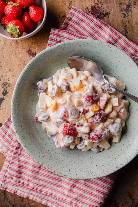 This fruit salad with condensed milk is a delicious dessert or side dish that will be a hit at all your family gatherings. It's made with both canned fruit and fresh fruit, making it a versatile addition to your dinner table. Fruit Salad With Condensed Milk, Creamy Fruit Salads, No Bake Banana Pudding, Milk Fruit, Salad Cream, Canned Fruit, Baked Banana, Bake Dessert, Fruit Salads