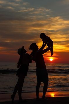 Baby Beach Pictures, Family Beach Pictures Poses, Baby Beach Photos, Vom Avea Un Copil, Beach Photoshoot Family, Family Beach Portraits, Family Beach Pictures, Beach Family Photos, Travel Pictures Poses