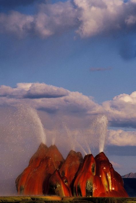 Fly geysers near Black Rock Desert in Nevada. Photo: MyLoupe, UIG Via Getty Images Fly Geyser Nevada, Fly Geyser, California Trail, Black Rock Desert, Colorful Places, Nevada Usa, Places On Earth, Famous Black, Black Rock