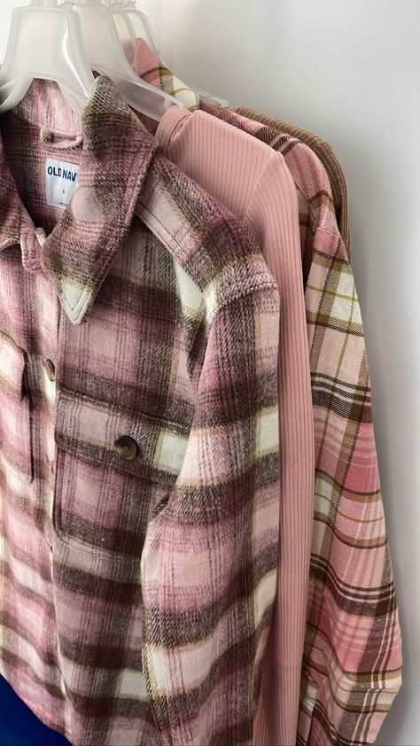 Old navy flannel pink Pink Flannel Outfit Men, Cute Flannels, Flannel Outfit Women, Maddie Aesthetic, Pink Flannel Outfit, Manifest List, Pastel Flannel, Flannel Aesthetic, Melanie Concert