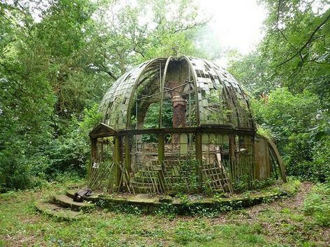 Old, old greenhouse. Still beautiful Antique Greenhouse, Octopus Garden, Abandoned House, Abandoned Buildings, Abandoned Houses, Glass House, Abandoned Places, Future House, Urban Decay