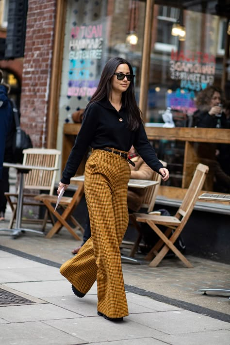 The Best Street Style Looks From London Fashion Week Fall 2020 - Fashionista London Street Fashion, Fall Fashion Week, 2020 Street Style, London Fashion Week Street Style, Tokyo Street Fashion, Look Retro, 2020 Fashion Trends, London Street Style, Street Style Winter