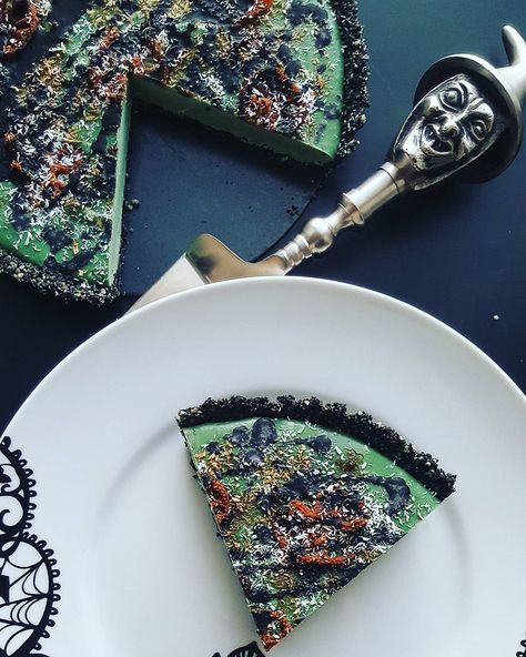 Mere mortals rejoice: Goth in the Raw bestows delicious vegan and raw recipes upon us. Raw Vegan Tart, Vegan Goth Food, Vegan Witch Recipes, Vegan Halloween Recipes Dinner, Goth Recipes, Goth Food, Goth Cake, Gothic Food, Vegan Witch