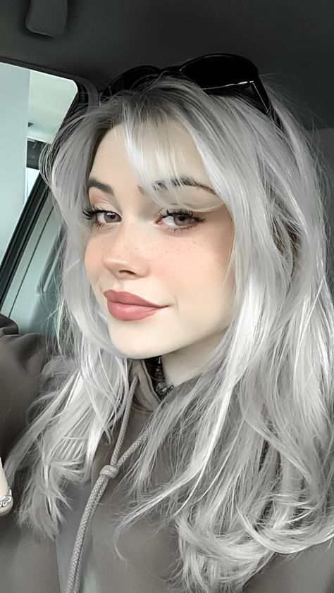 Silver Hair Girl Aesthetic, White Hair With Brown Eyes, Elegant Grey Hair, White Color Hair, Silver Hair Tan Skin, White And Grey Hair, Hair Dye White, Split Dyed Hair Platinum, Platinum And Grey Hair