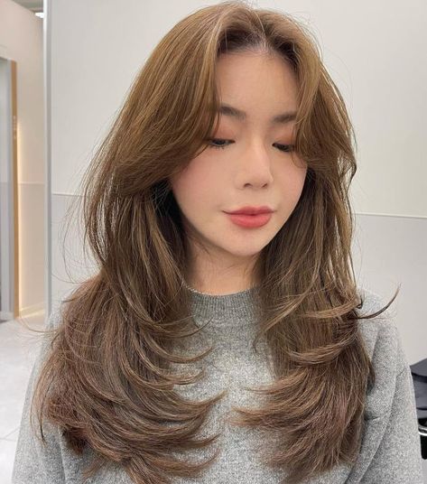 Korean Long Butterfly Haircut Butterfly Hairstyle, Butterfly Haircut, Hair Inspiration Long, Hair Tint, Layered Haircuts For Medium Hair, Hairstyles For Layered Hair, Girl Haircuts, Haircuts For Medium Hair, Haircuts Straight Hair