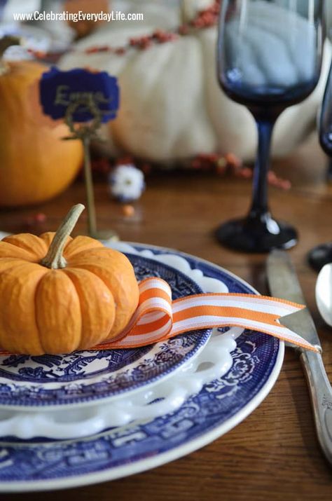 Thanksgiving Table Inspiration, Beautiful Thanksgiving Table Settings, Thanksgiving Table Settings Diy, Thanksgiving Table Settings Simple, Table Settings Everyday, Blue Willow China, Diy Thanksgiving, Fall Tablescapes, Thanksgiving Table Settings