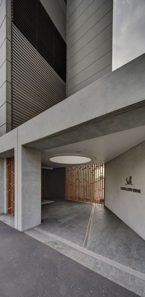 Silk Apartments / Tony Caro Architecture Residential Entrance, Apartments Exterior, Entrance Gates Design, Showroom Interior Design, Apartment Patio, Apartment Architecture, Entrance Design, Small Buildings, Architecture Photo