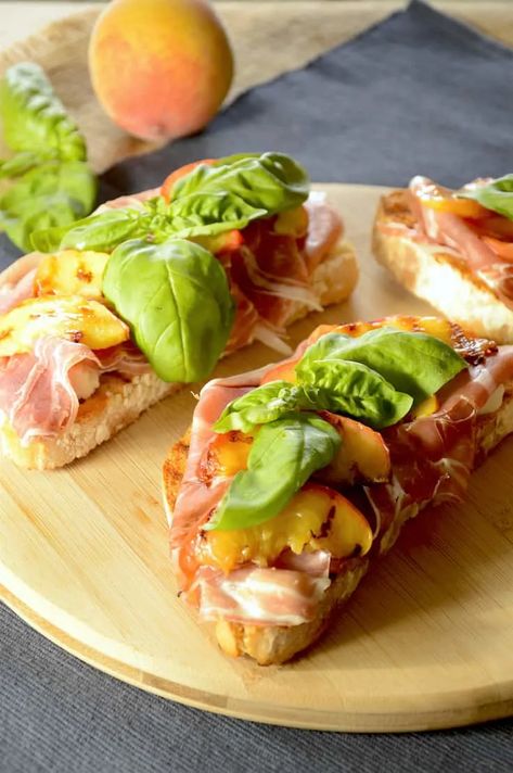 Bruschetta with Mozzarella, Prosciutto & Grilled Peaches Prosciutto Lasagna, Bruschetta With Mozzarella, Peach Bruschetta, Baby Shower Menu Ideas, Adult Easter Party, Low Carb Recipes Dinner, Mozzarella Prosciutto, Cake Sandwiches, Bruschetta Recipes