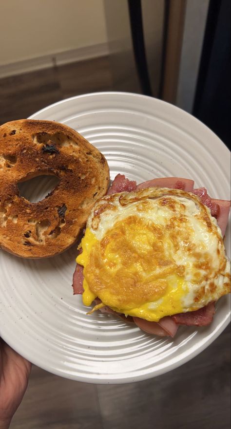 Cinnamon raisin bagel, hard fried egg, turkey bacon and ham Cinnamon Raisin Bagel, Bagel Breakfast Sandwich, Bacon Eggs Breakfast, Healthy Honey, Breakfast Bagel, Healthy Food Inspiration, Healthy Food Dishes, Cinnamon Raisin, Turkey Bacon