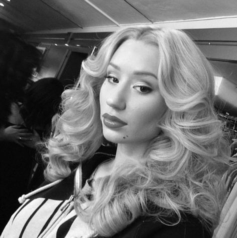 The Aussie rapper Iggy Azalea is seen here working on her second album with her blonde hair in loose voluminous curls Iggy Izela, Iggy Azela Fondos, Iggy Azalea Sally Walker Outfit, Iggy Azalea Fancy, Laura Vandervoort, More Instagram Followers, Kristin Kreuk, Iggy Azalea, Celebrity Faces