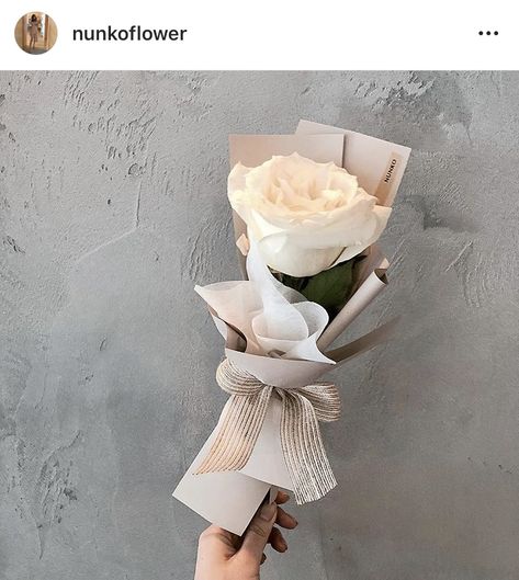 Minimal Bouquet, Single White Rose, Single Rose Bouquet, Graduation Bouquet, Diy Bouquet Wrap, White Rose Bouquet, Book Crafts Diy, Florist Design, Flower Bouquet Diy