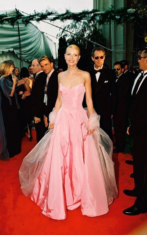 Ralph Lauren Wedding, 00s Red Carpet Dresses, 90s Red Carpet Dresses, Gwyneth Paltrow Pink Dress, Gwyneth Paltrow Red Carpet, Natalie Portman 90s Red Carpet, Best Oscar Dresses Of All Time, Gwyneth Paltrow Oscars 1999, Pink Dress Runway 90s