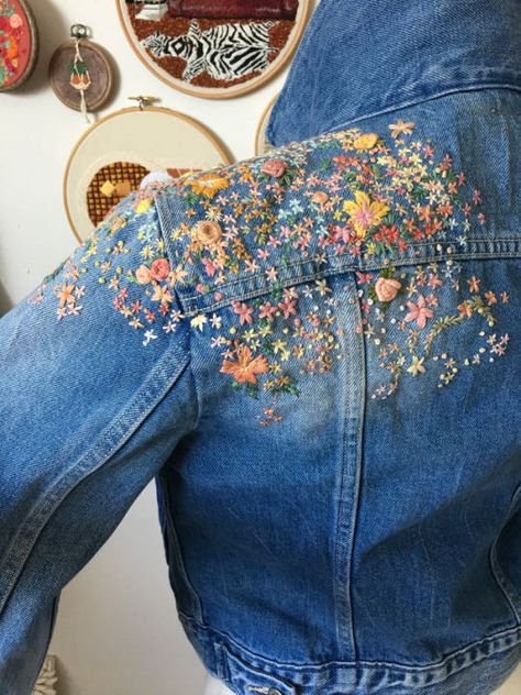 Denim Jacket Embroidery, Embroidery Jeans Jacket, Jean Diy, Jacket Embroidery, Diy Denim Jacket, Clothes Embroidery Diy, Embroidered Jean Jacket, Denim Embroidery, Diy Jeans