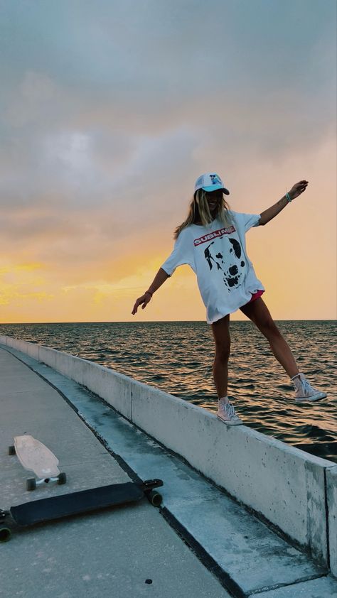 Summer Lake Fits, Beachy Skater Aesthetic, Evie Core, Beachy Lifestyle, Hannah Leigh, Greece Girl, Skateboarding Aesthetic, Surfer Vibes, Beachy Girl