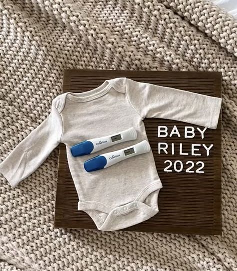 Last Minute Pregnancy Announcement, Pregnancy Test Announcement, Announcement Photoshoot, Baby Announcement Photoshoot, Baby Announcements, First Pregnancy, Pregnancy Test, Future Ideas, Baby Coming