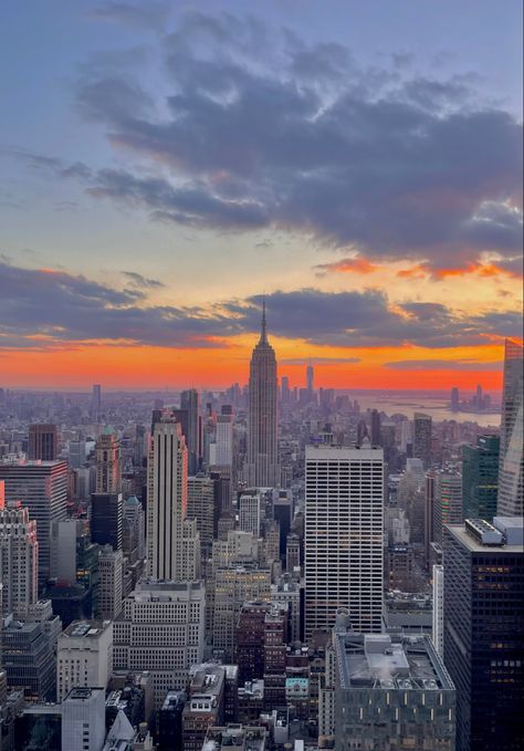 Sky Scrapers Drawing, Sky Scrapers, Sunset Aesthetic New York, Sunset In City Wallpaper, City View Sunset, New York City Sunset Wallpaper, Sunset Cityscape, Visit New York City, City Background